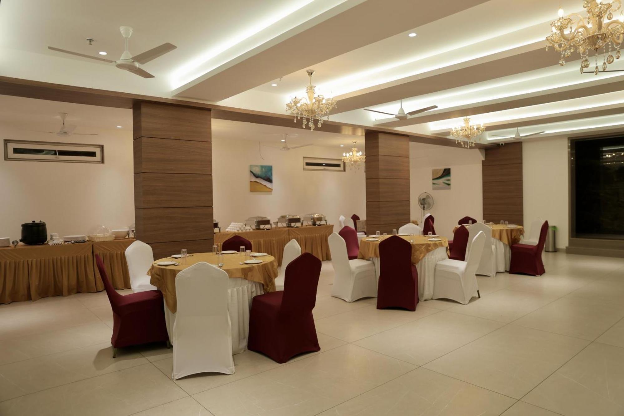 Hotel Carnival Parbhani Ngoại thất bức ảnh